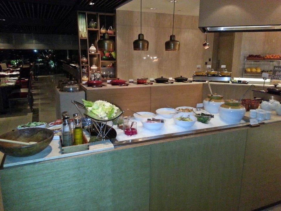 Dinner im Cafe Knosh The Leela Ambience Convention Hotel Delhi