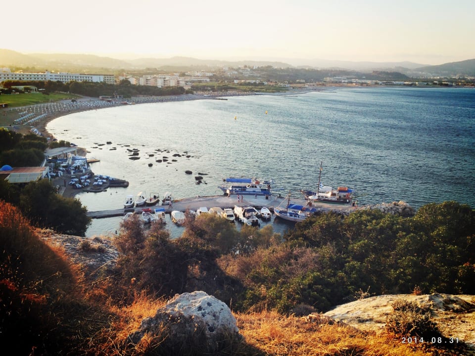Blick vom Cape Vagia auf den Strand Hotel Memphis Beach