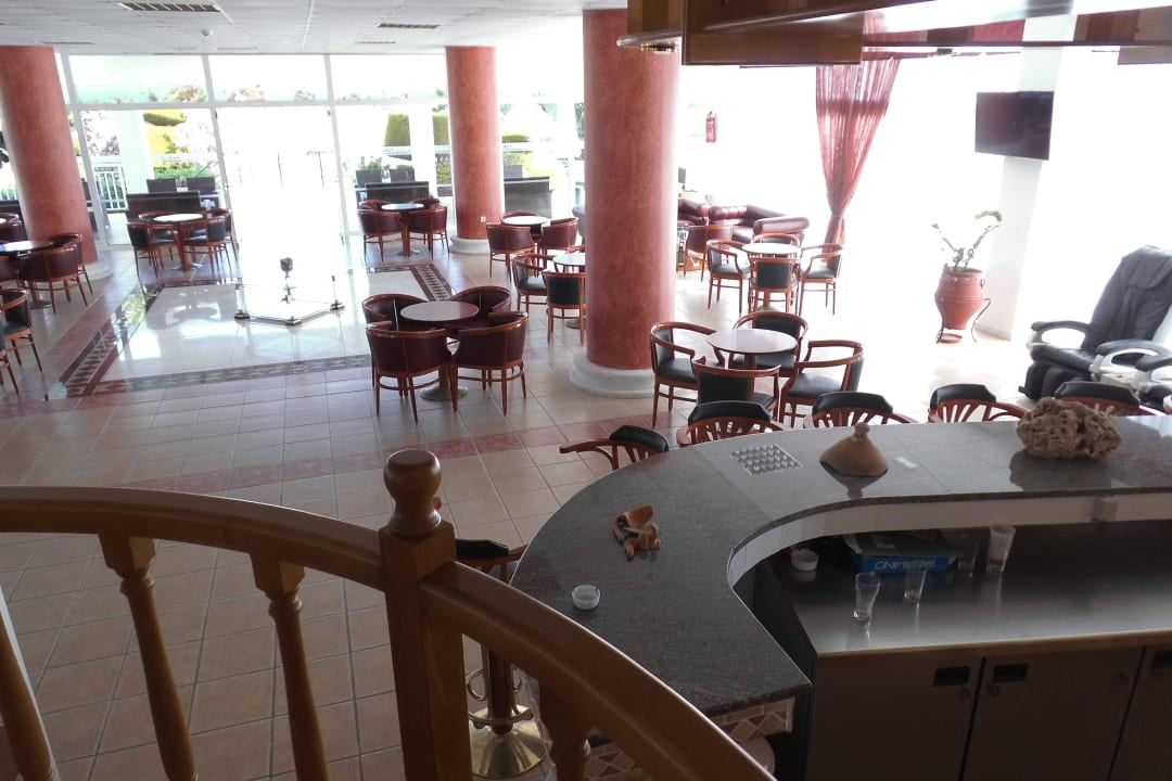 Wartebereich mit Bar Corali Hotel