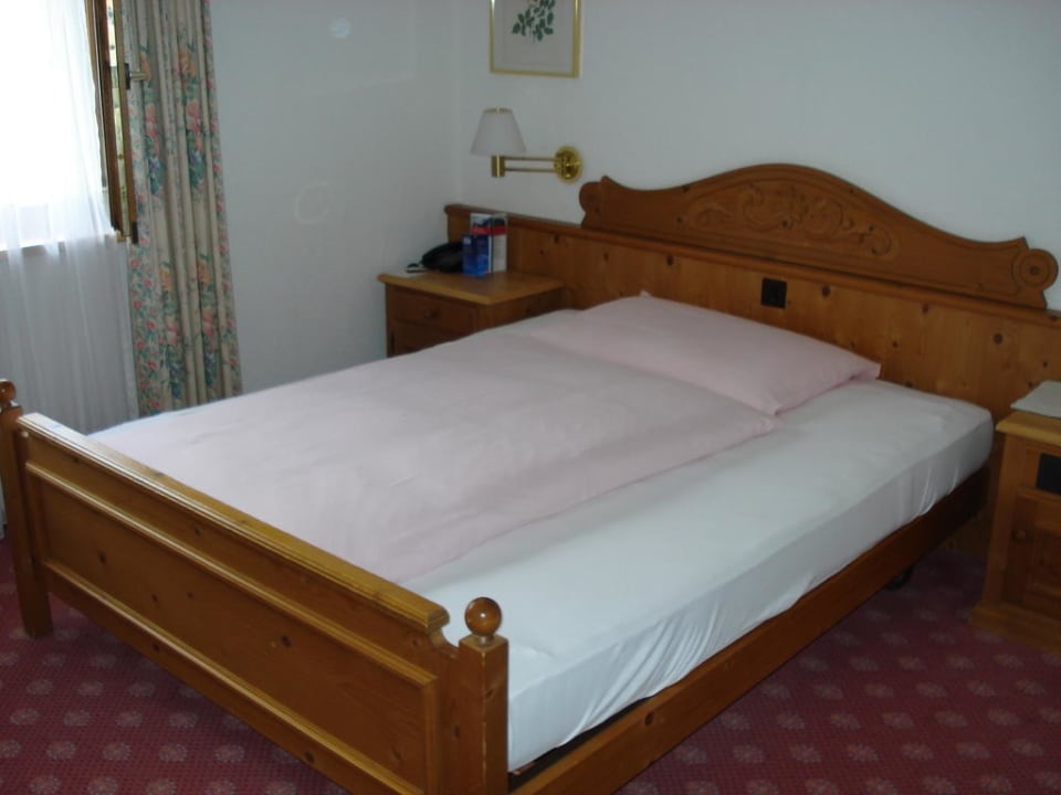 Bett im Einzelzimmer Sunstar Hotel Klosters