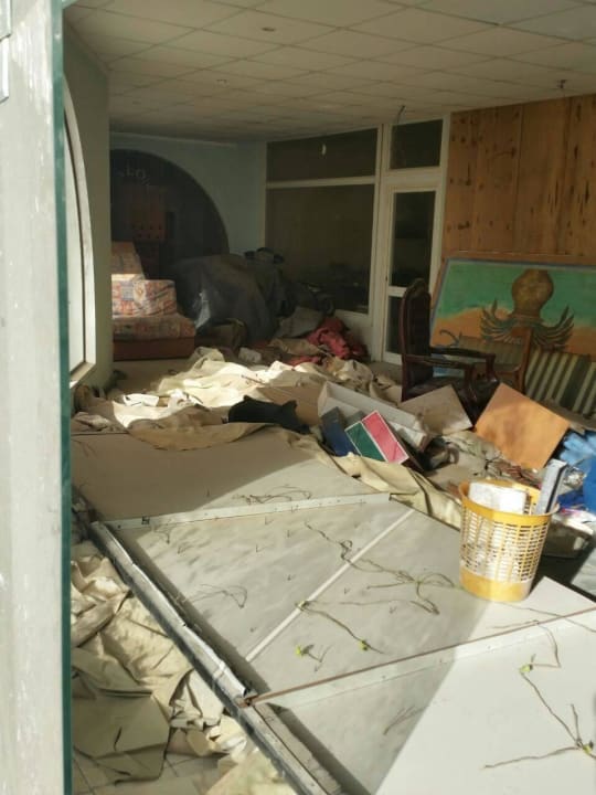 Dreckige Ecken neben dem Eingangsbereich Golden Beach Resort