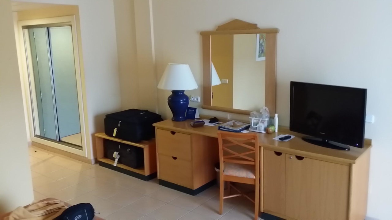 Schreibtisch, Kofferkiste, Kühlschrank Iberostar Selection Fuerteventura Palace