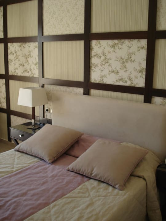 Sehr bequemes Bett  Hotel Theartemis Palace
