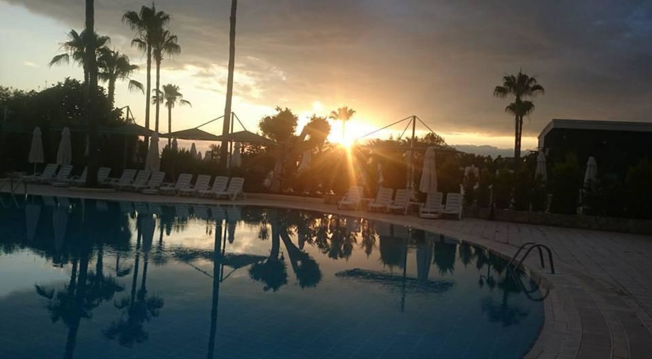 Sonnenuntergang Iz Flower Side Beach Hotel