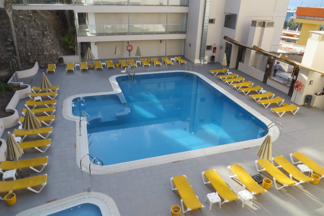 Poolanlage im Innenhof Servatur Alameda de Jandía