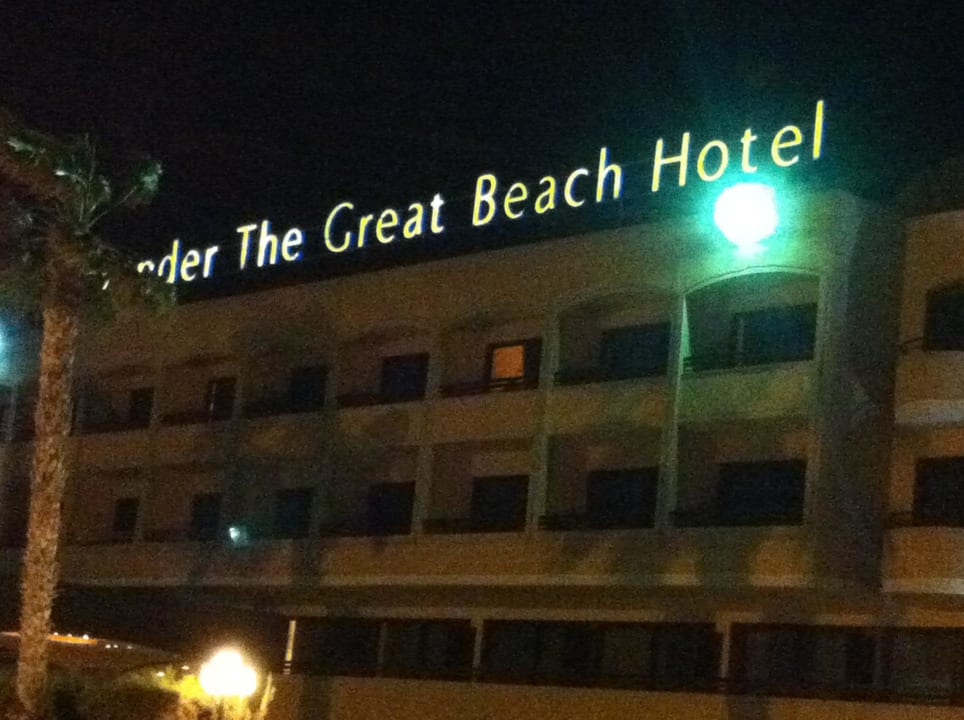 Von außen eher unspektakulär Alexander The Great Beach Hotel