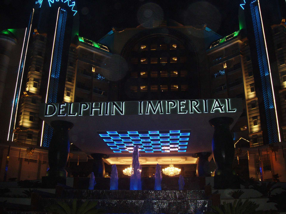 Hoteleingang bei Nacht Hotel Delphin Imperial