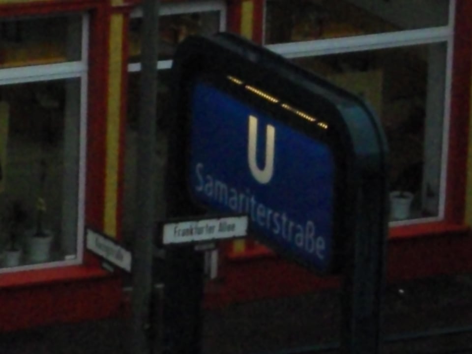 U-Bahn vorm Hotel B&B Hotel Berlin City-Ost