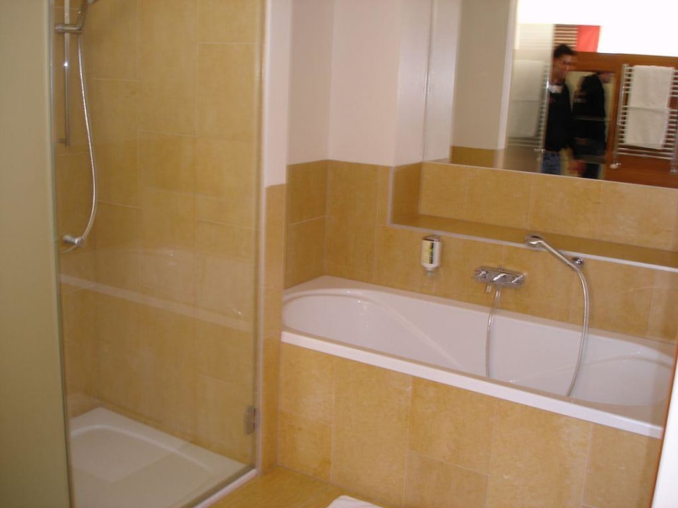 Badewanne und Dusche Hotel Andy