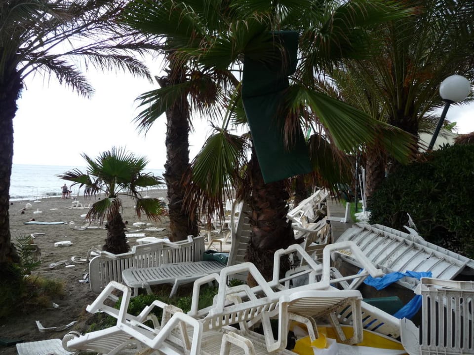 Strand nach dem Tornado Hotel Yetkin