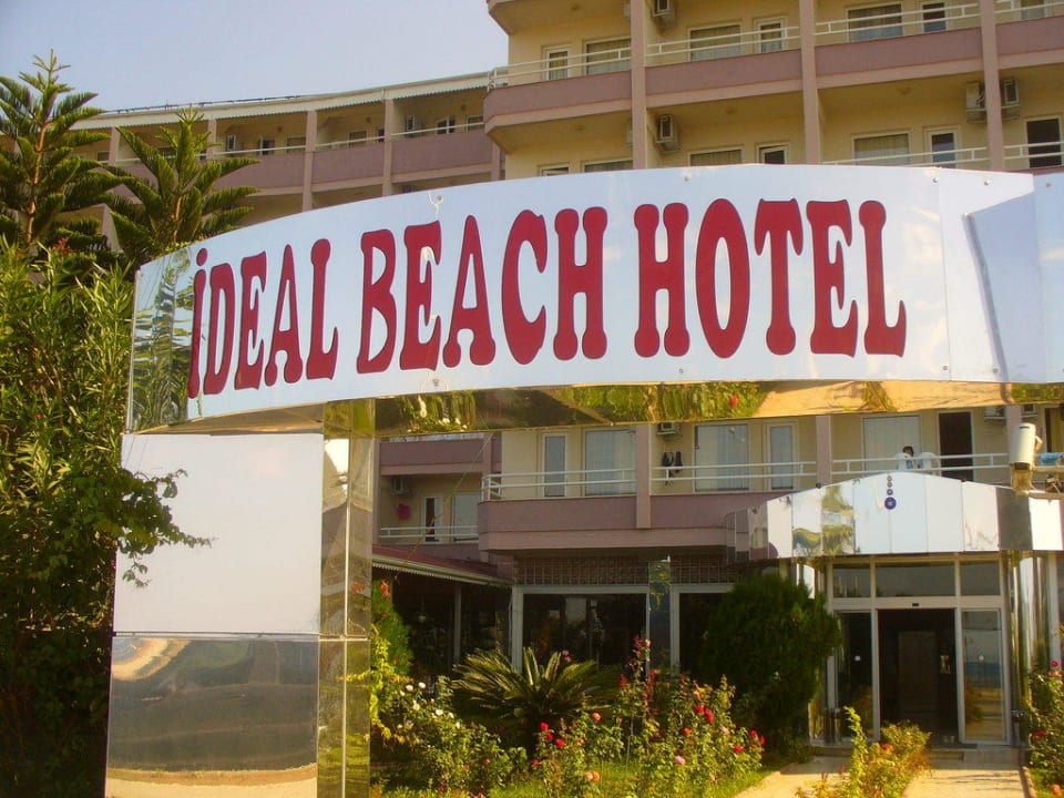 Vchod do hotelu Hotel Ideal Beach