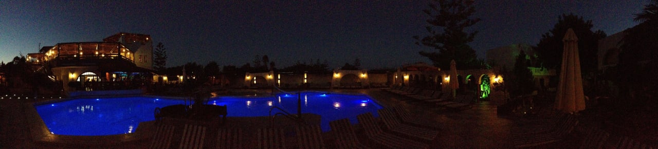 Poolanlage am Abend Gaia Garden Hotel