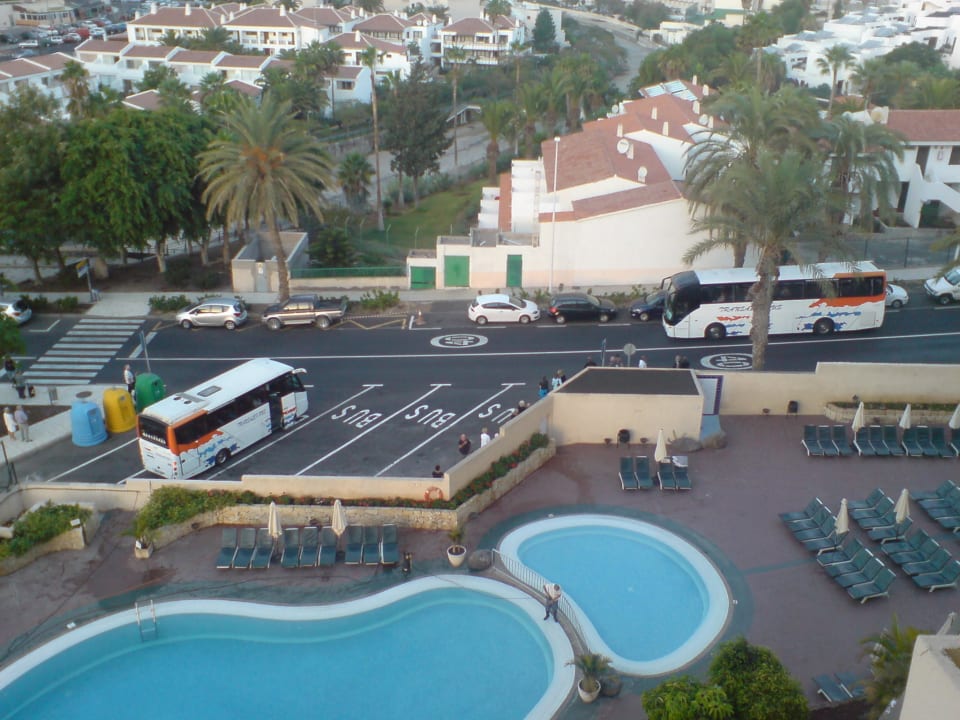 Blick vom 7. Stock auf Pool und Busstation Ole Tropical Tenerife