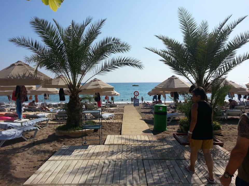 Links und rechts hoteleigener Strand Saphir Resort & Spa