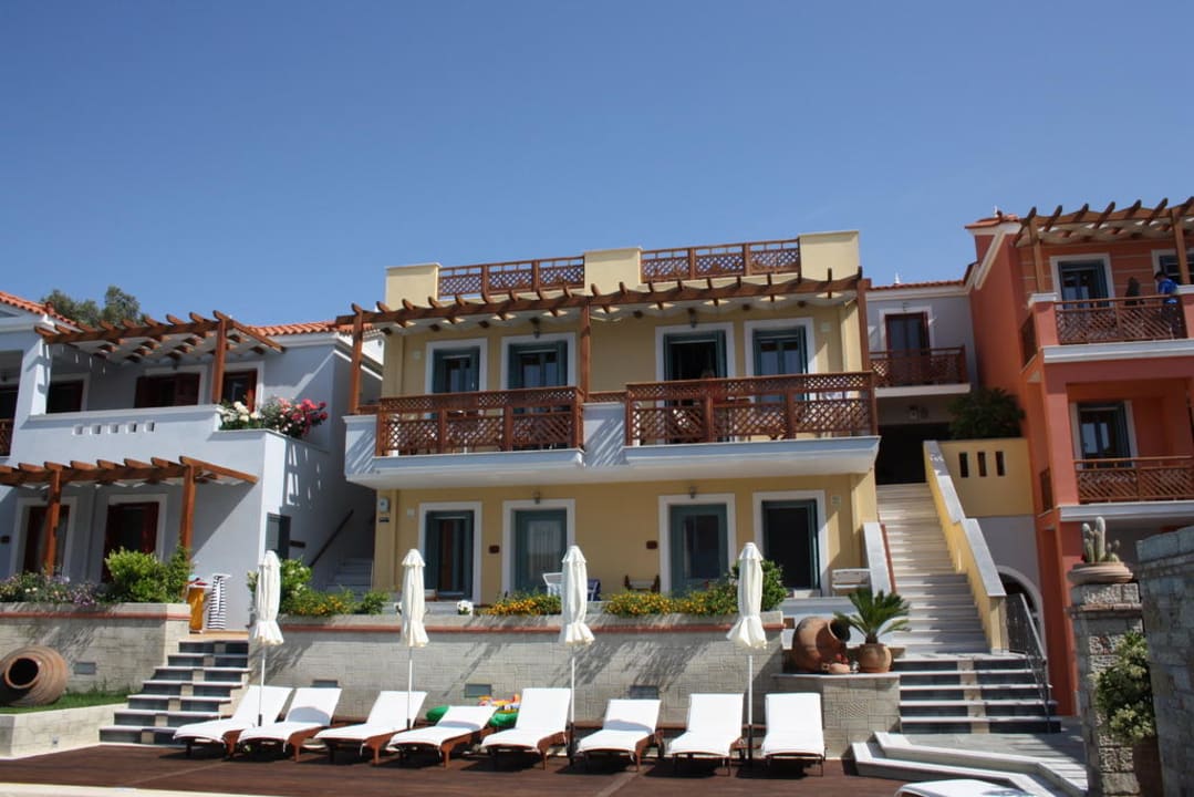 Zweistöckige Gebäude. Oben die Terrassen zu sehen Sirena Residence & Spa