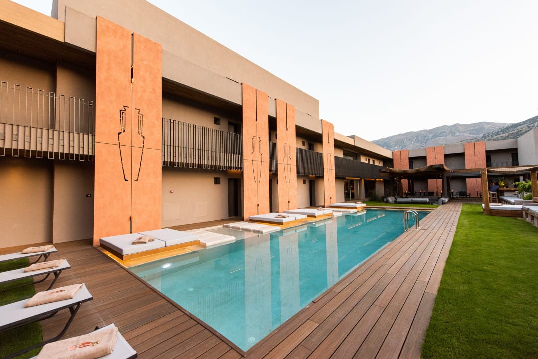 Pool Pilot Amphora Boutique Hotel