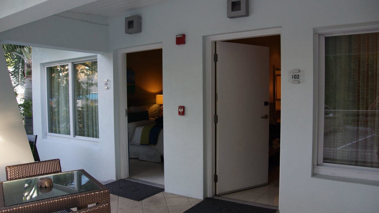 Eingang zum Superior Doppelzimmer Hotel Orchid Key Inn