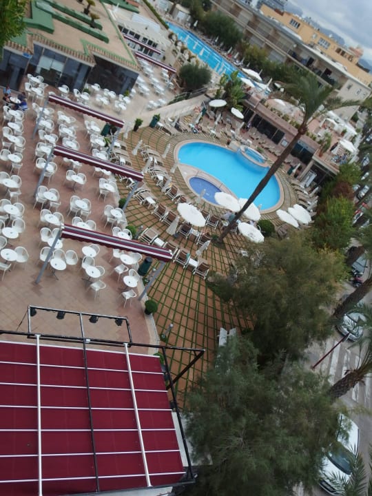 Poolbereich mit Bühne der Animation Ferienwohnungen Ferrer Janeiro