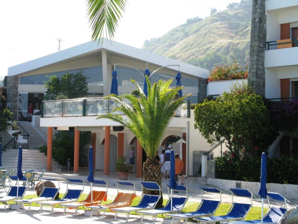 Pool, Lobby und Berge Aldiana Club Rocca Nettuno Calabria
