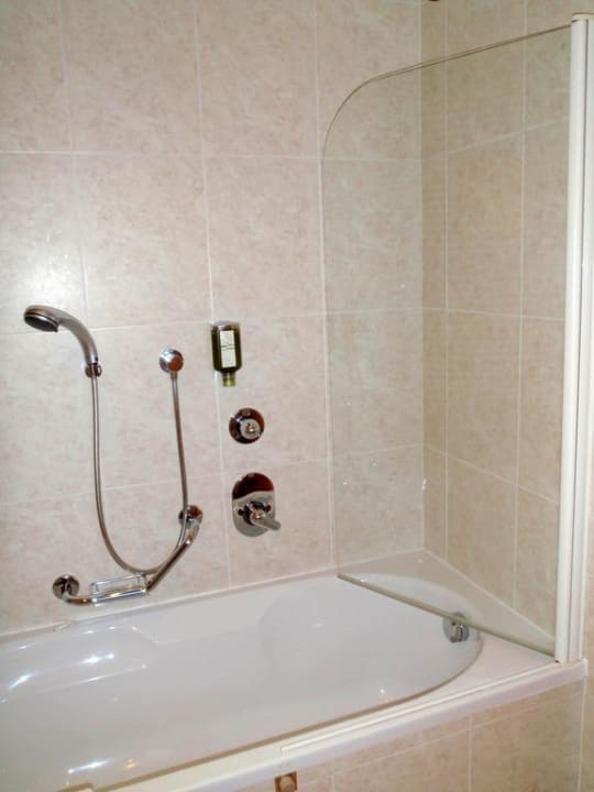 Badewanne mit Duschmöglichkeit Berghotel Zirm