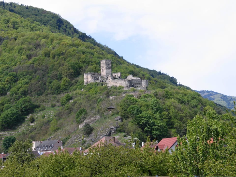 Vom Hotelzimmer kann man die Burg Spitz sehen Weingut Donabaum & Boutiquehotel Das WeinSpitz