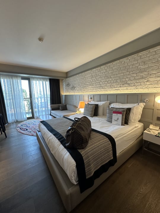 Zimmer Acanthus Cennet Barut Collection