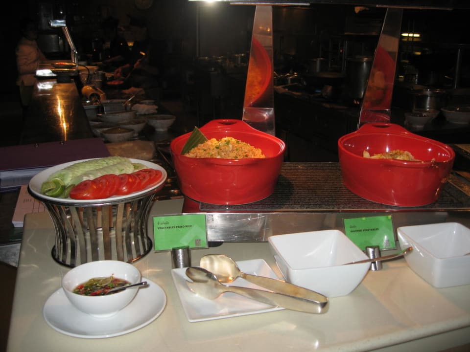 Reichhaltige Auswahl beim Frühstück Movenpick BDMS Wellness Resort Bangkok
