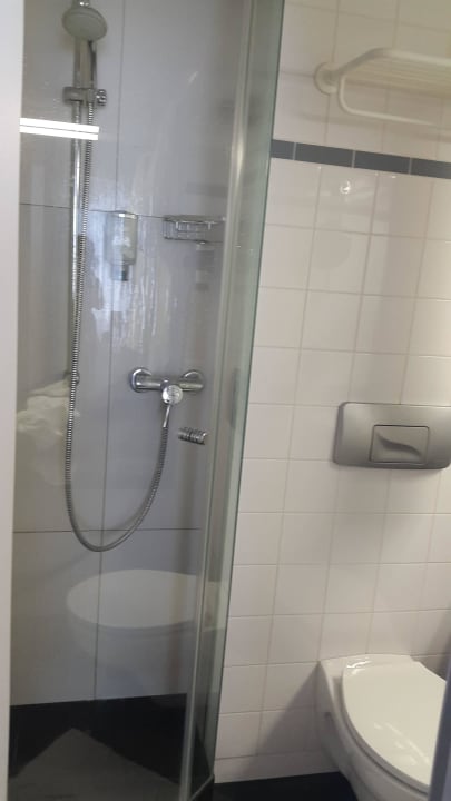 Dusche im Badezimmer IntercityHotel Kiel