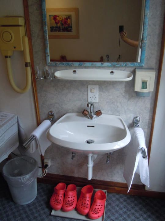 Waschgelegenheit im Zimmer Hotel Bernerhof