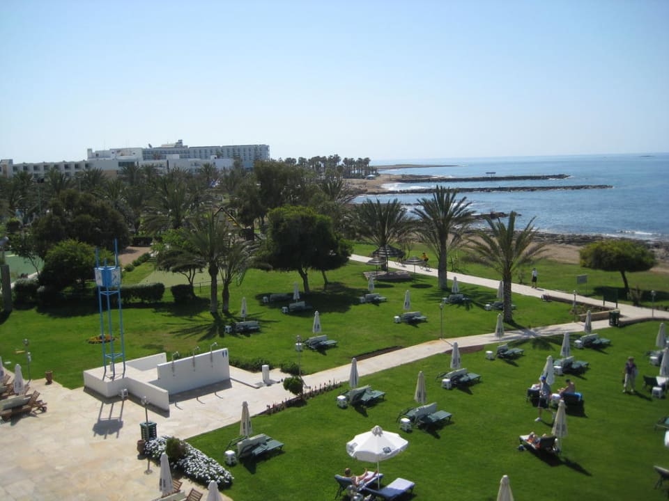 Liegen und Außenduschen mit Sanitärbereich Constantinou Bros Athena Royal Beach Hotel