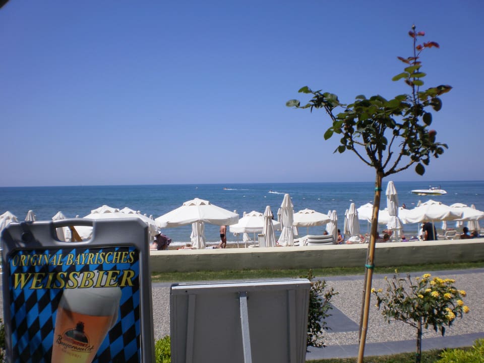 Ausblick von Außenterrasse zum Strand Side Bay Hotel