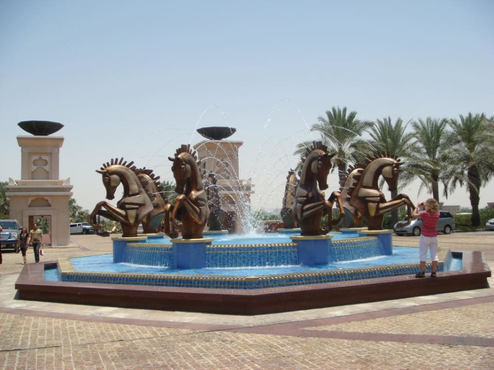 Zufahrt mit schönen Brunnen Jumeirah Al Qasr
