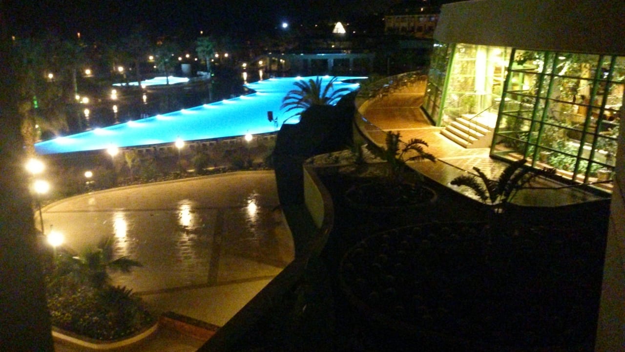 Nachtblick auf Pool und Bar VONRESORT Golden Coast