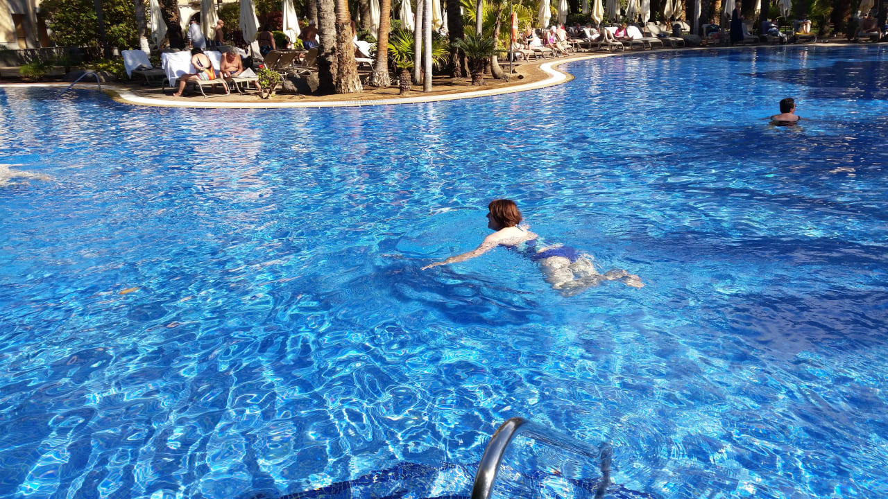 Einsame Schwimmerin am Frühen Morgen Lopesan Costa Meloneras, Resort & Spa