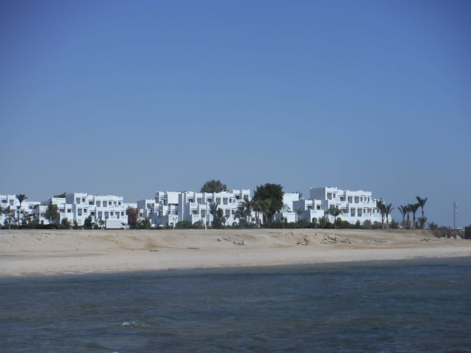 Blick auf das Hotel vom schnorcheln aus Hotel Mercure Hurghada