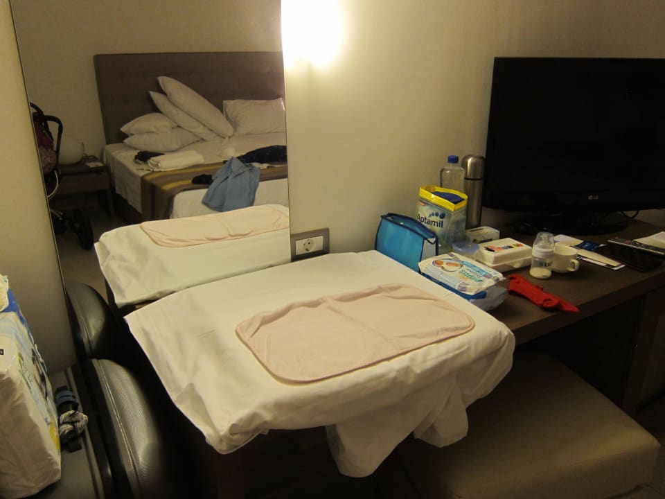 Wickeltisch im Zimmer Atlantica Eleon Grand Resort, Tragaki