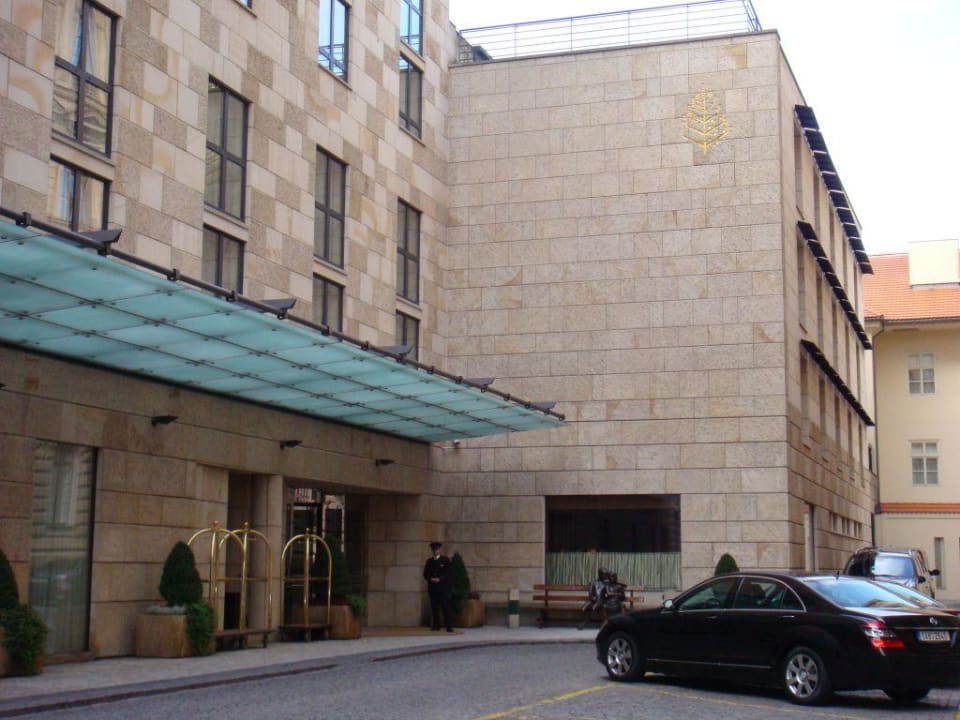 Hoteleingang Hotel Four Seasons Prague