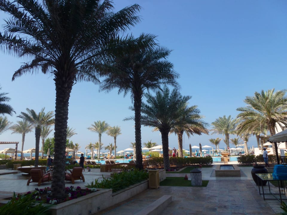 Durchgang zum Pool und Strand Ajman Saray, a Luxury Collection Resort