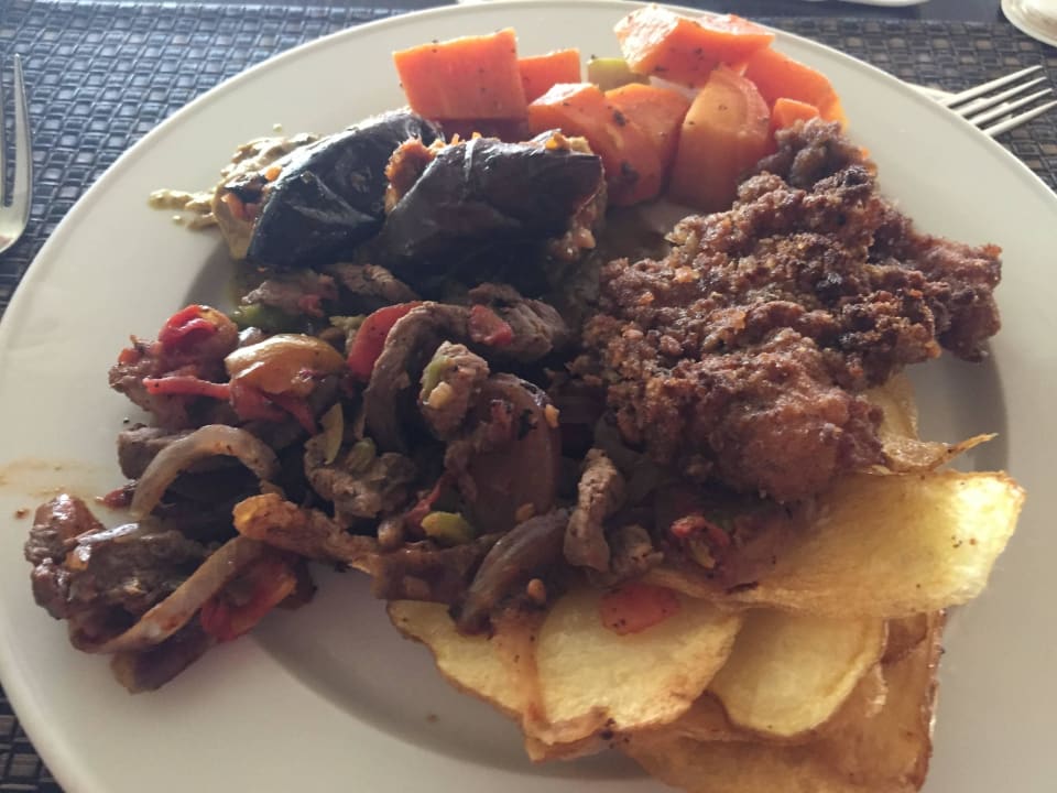 Mittagessen Malikia Resort Abu Dabbab