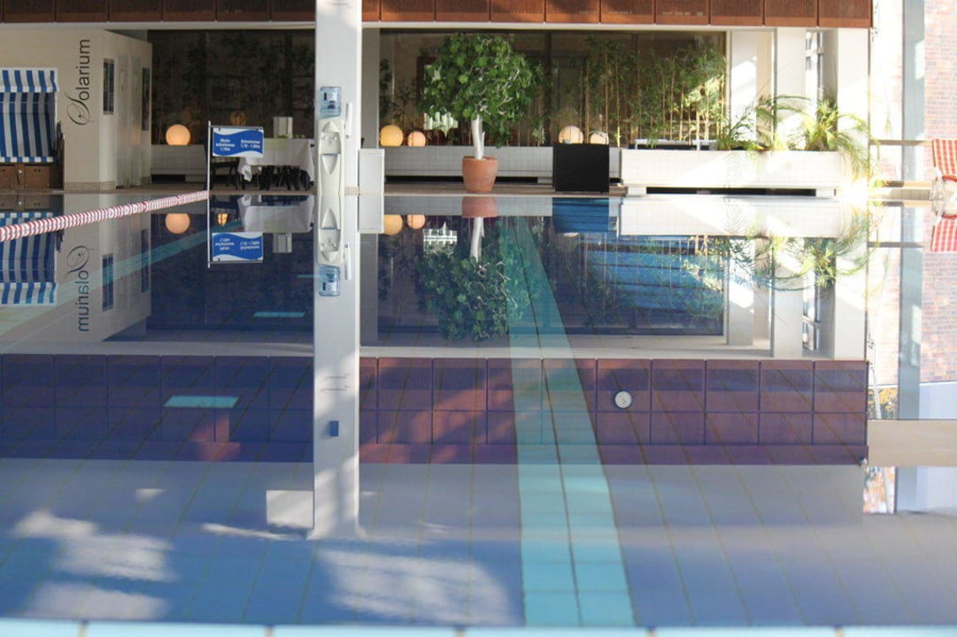 Blick über den Schwimmer-Bereich des Pools Cliff Hotel Rügen