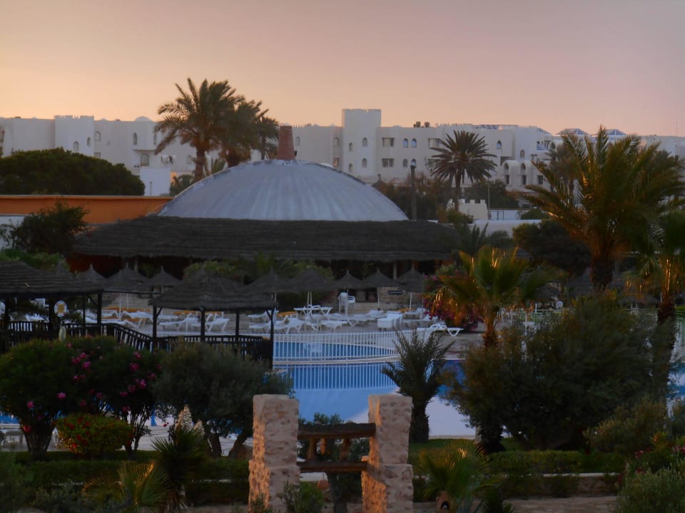Blick auf den großen pool und Restaurant Djerba Sun Beach Hotel & Spa