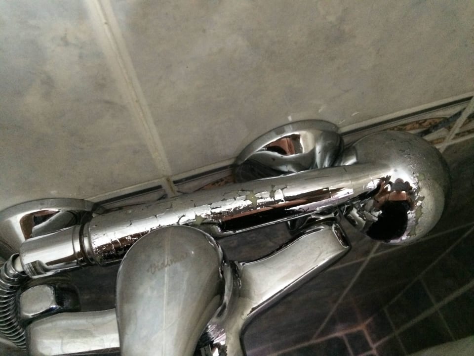 Kaputter Duschkopf und Halterung defekt  Hotel Bohemi