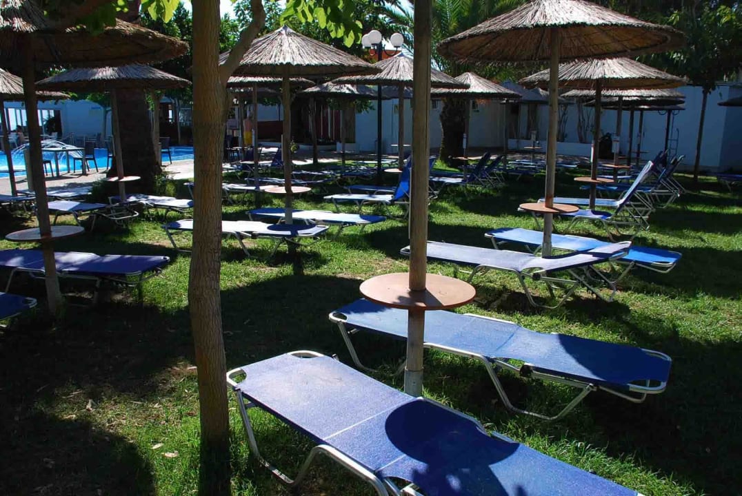 Schattige Liegewiese ideal!!!! Corissia Beach Hotel
