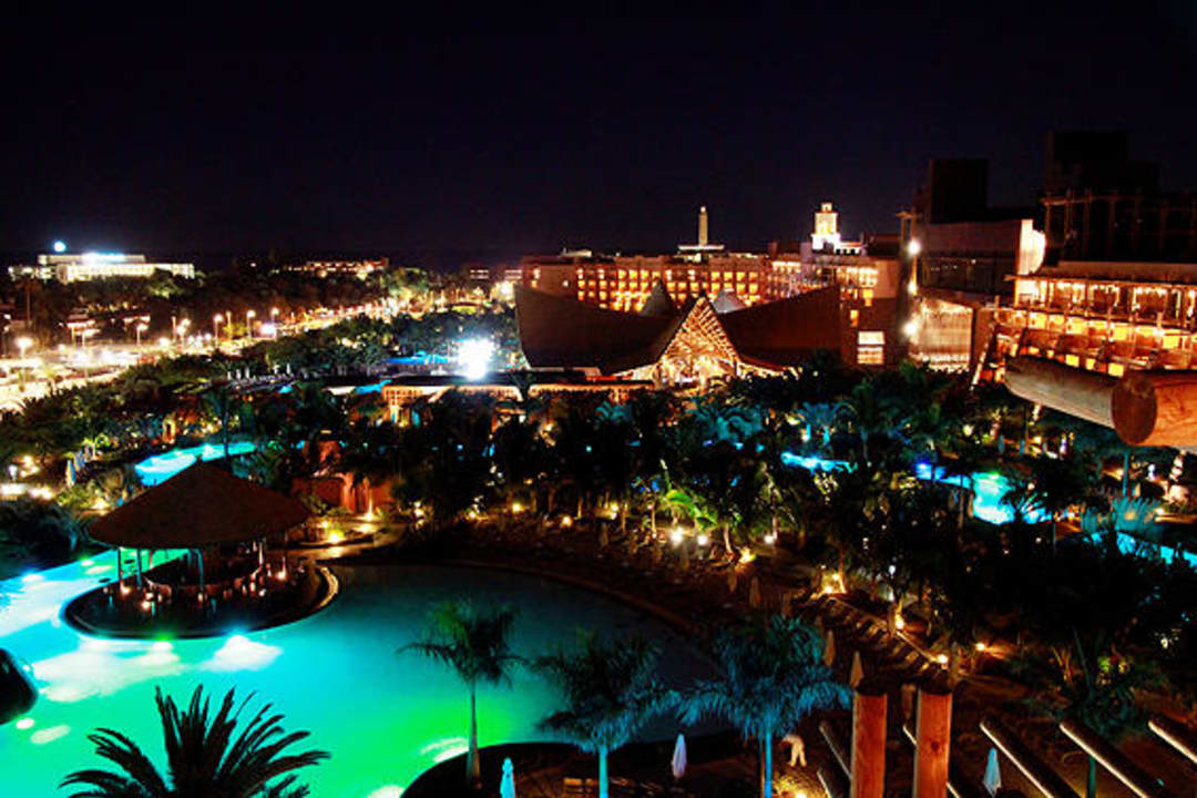 Blick über Poolanlage bei Nacht Lopesan Baobab Resort