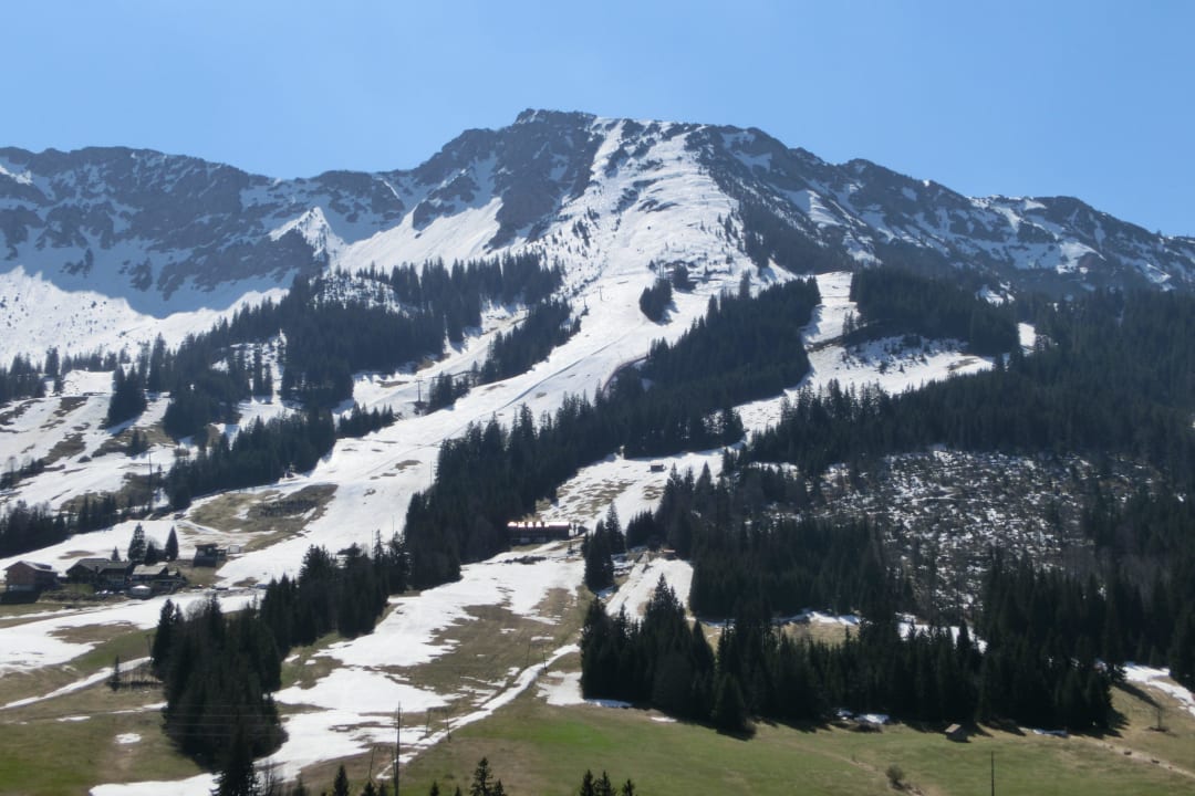 Blick von Terrasse auf Skihang Oberjoch - Familux Resort