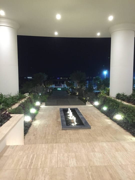 Weg in den weitläufigen Garten Waldorf Astoria Dubai Palm Jumeirah