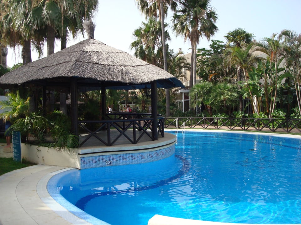 Pool im vorderen Bereich BlueBay Banús