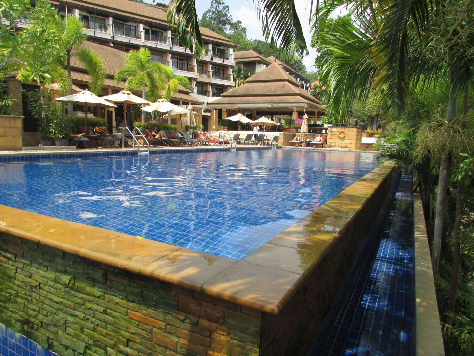 Schöne Poolanlage Avani Ao Nang Cliff Krabi Resort