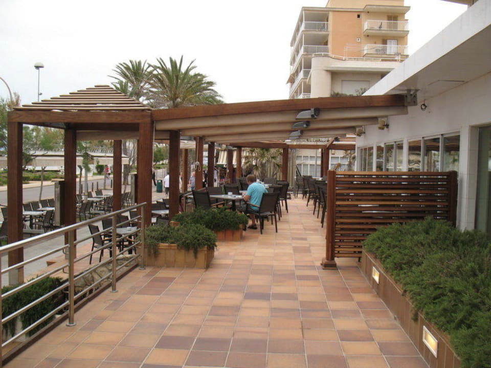 Bei Wind ist die Terrasse leer AYA Seahotel - Adults only
