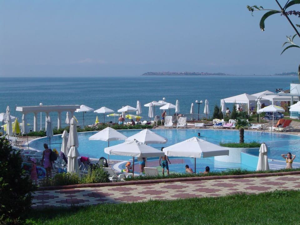 Blick vom Zimmer auf den Pool Hotel Sineva Beach